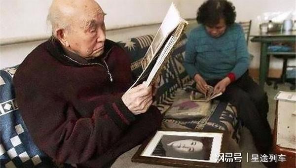 八月：奥色治郡